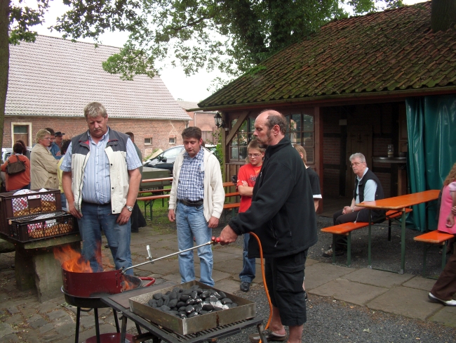 Meyer 22.jpg - Gegen 17:00 Uhr waren wir wieder in Venhaus. Der Grill wurde angeheizt und es ging zum gemütlichen Teil über.Bei Grillwurst und Bier wurde hier noch so mancher Plausch getätigt. 